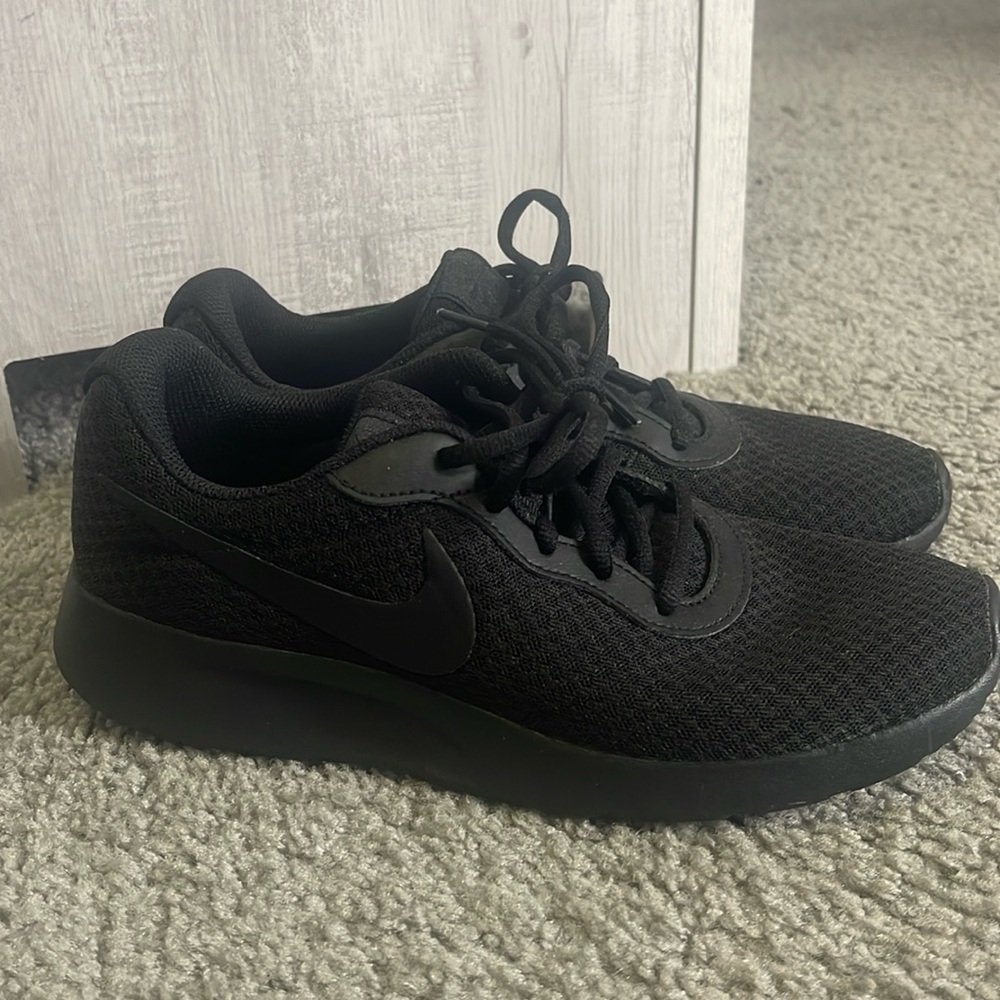 Brand new Nike sneakers. Only worn once and in great condition.